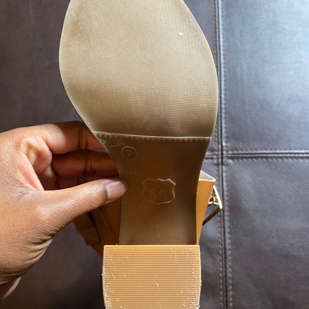 Heels - Picture 4 of 4